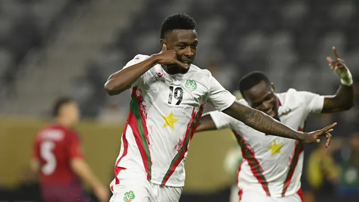 Suriname deu trabalho na estreia, mas perdeu por 4 a 3 para a Costa Rica