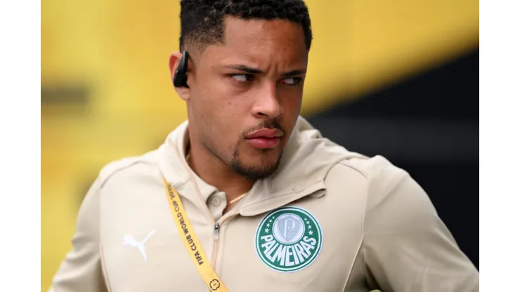 Vitor Roque vai mal no Mundial e Palmeiras economiza R$ 12 milhões