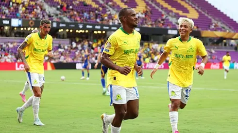 Iqraam Rayners, atacante do Mamelodi Sundowns FC comemora seu gol com os companheiros de elenco sobre o Ulsan na estreia do Mundial de Clubes 2025