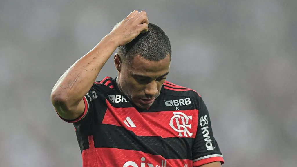 De La Cruz não consegue ter uma boa sequência no Flamengo devido a lesões. Foto: Thiago Ribeiro/AGIF