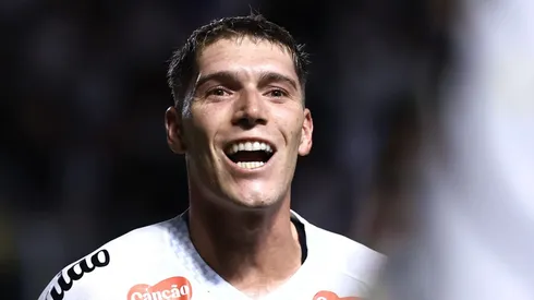 SP - SANTOS - 01/05/2025 - COPA DO BRASIL 2025, SANTOS X CRB - Benjamin Rollheiser jogador do Santos comemora seu gol durante partida contra o CRB no estadio Vila Belmiro pelo campeonato Copa Do Brasil 2025.