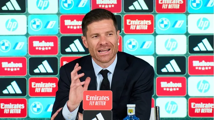 Xabi Alonso durante coletiva concedida ontem (17).