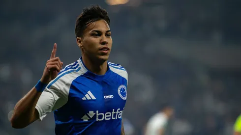 Kaio Jorge, jogador do Cruzeiro, comemora seu gol durante partida contra o Palmeiras, pelo Brasileirão Betano. Foto: Fernando Moreno/AGIF.