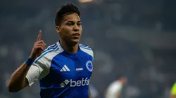 Kaio Jorge, jogador do Cruzeiro, comemora seu gol durante partida contra o Palmeiras, pelo Brasileirão Betano. Foto: Fernando Moreno/AGIF.