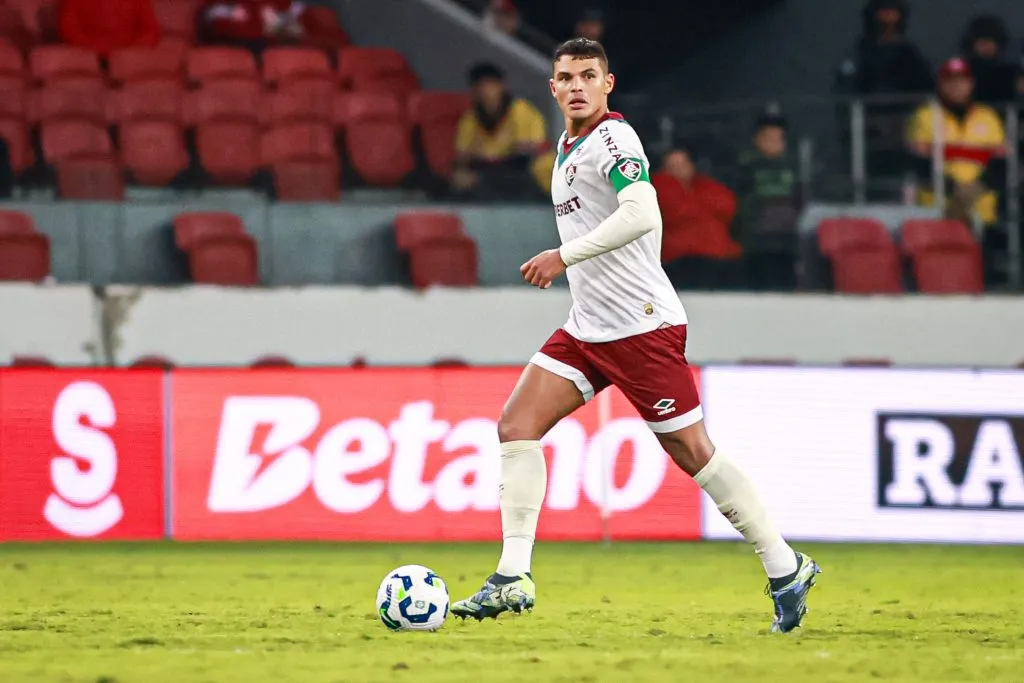 Zagueiro é destaque do Fluminense em estreia no Mundial – Foto: Maxi Franzoi/AGIF
