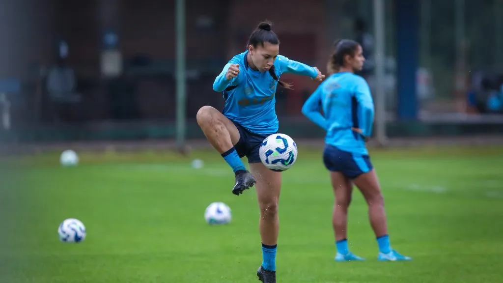 Jogadora do Grêmio em treinamento no CT