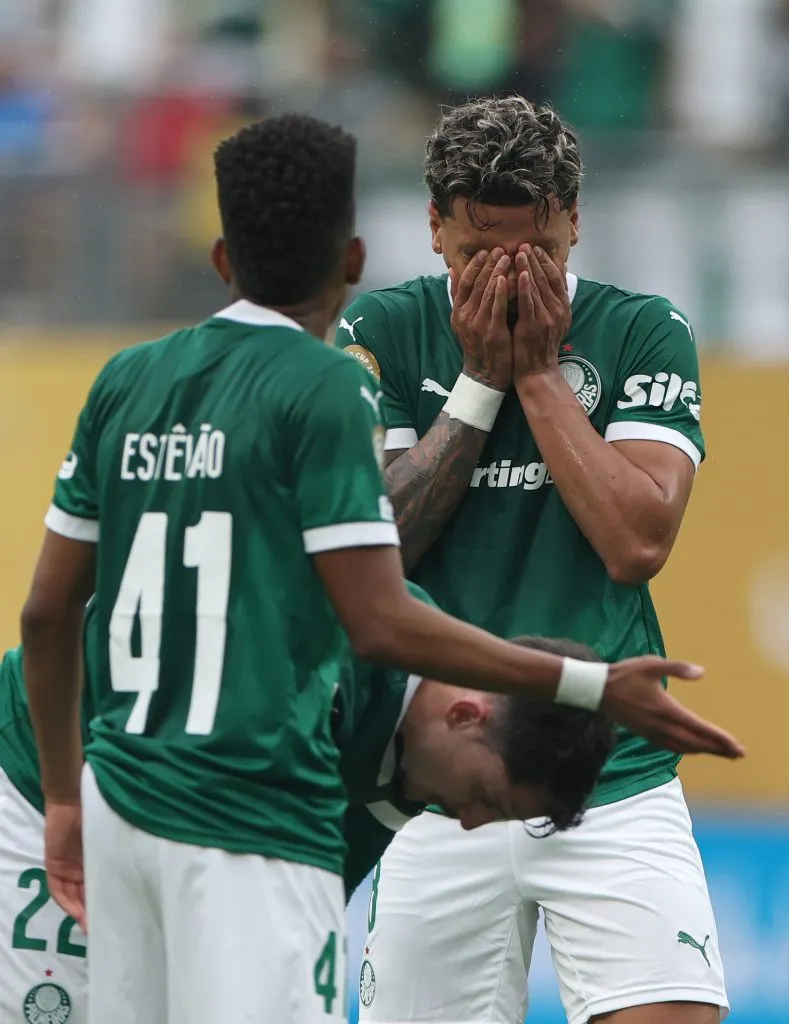 EAST RUTHERFORD, NEW JERSEY – JUNE 15: Richard Rios #8 of SE Palmeiras reacts after missing a shot at goal during the FIFA Club World Cup 2025 group A match between SE Palmeiras and FC Porto at MetLife Stadium on June 15, 2025 in East Rutherford, New Jersey. (Photo by Francois Nel/Getty Images)