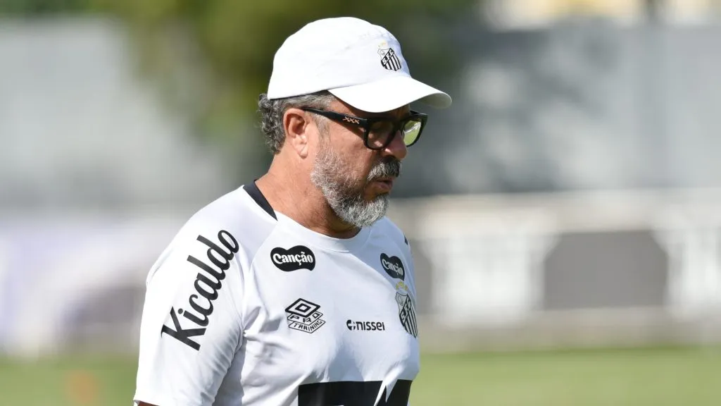 SP – SANTOS – 07/05/2025 – SANTOS, TREINO – Cleber Xavier tecnico do Santos durante treino no Centro de Treinamento CT Rei Pele. Foto: JOTA ERRE/AGIF