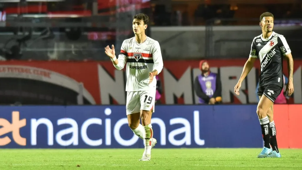 Dinenno jogador do Sao Paulo, durante partida contra o  Vasco no estadio do Morumbis, pelo Campeonato Brasileiro A 2025. Foto: Jota Erre/AGIF