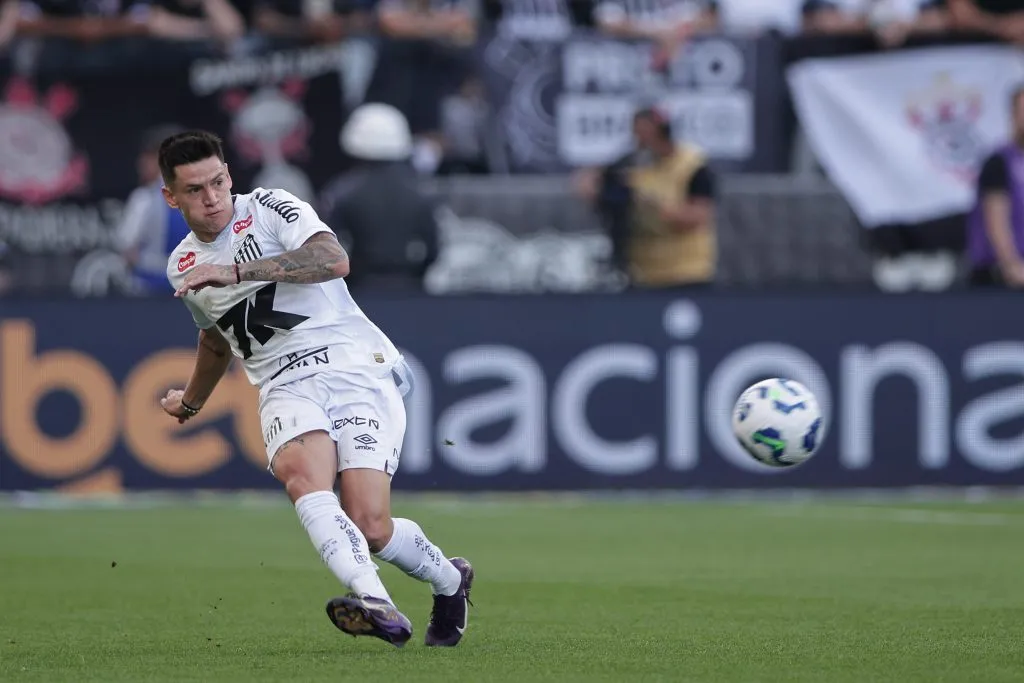 SP – SAO PAULO – 18/05/2025 – BRASILEIRO A 2025, CORINTHIANS X SANTOS – Leo Godoy jogador do Santos durante partida contra o Corinthians no estadio Arena Corinthians pelo campeonato Brasileiro A 2025. Foto: Ettore Chiereguini/AGIF