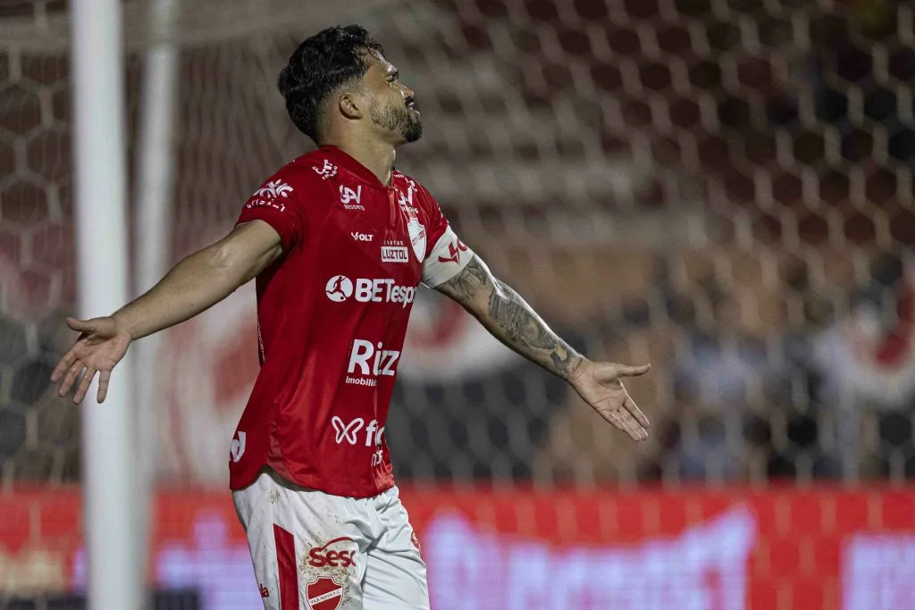 GO – GOIANIA – 11/11/2024 – BRASILEIRO B 2024, VILA NOVA-GO X PONTE PRETA – Alesson jogador do Vila Nova-GO durante partida contra o Ponte Preta no estadio Onesio Brasileiro Alvarenga pelo campeonato Brasileiro B 2024. Foto: Heber Gomes/AGIF