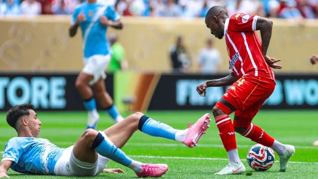Lorch deixando o adversário no chão contra o Manchester  City – Foto: Reprodução/Wydad