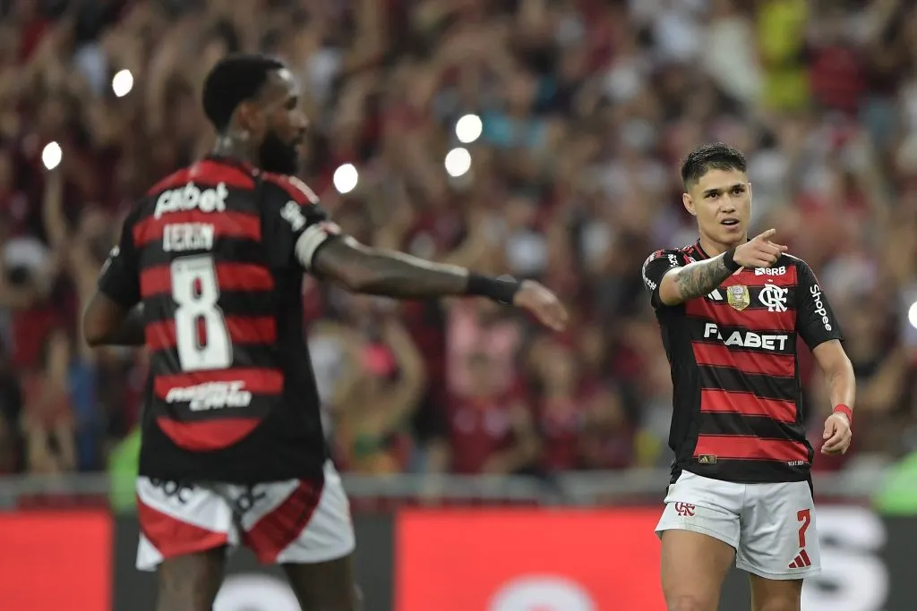 RJ – RIO DE JANEIRO – 01/06/2025 – BRASILEIRO A 2025, FLAMENGO X FORTALEZA – Luiz Araujo jogador do Flamengo comemora seu gol durante partida contra o Fortaleza no estadio Maracana pelo campeonato Brasileiro A 2025. Foto: Thiago Ribeiro/AGIF