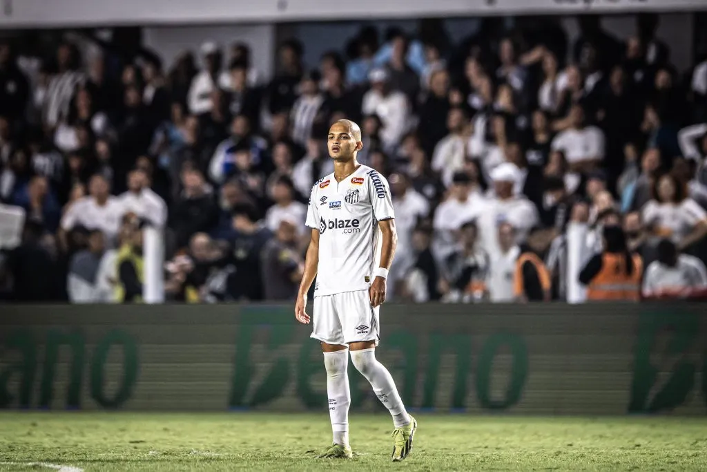 SP – SANTOS – 01/07/2024 – BRASILEIRO B 2024, SANTOS X CHAPECOENSE – Mateus Xavier jogador do Santos durante partida contra o Chapecoense no estadio Vila Belmiro pelo campeonato Brasileiro B 2024. Foto: Abner Dourado/AGIF