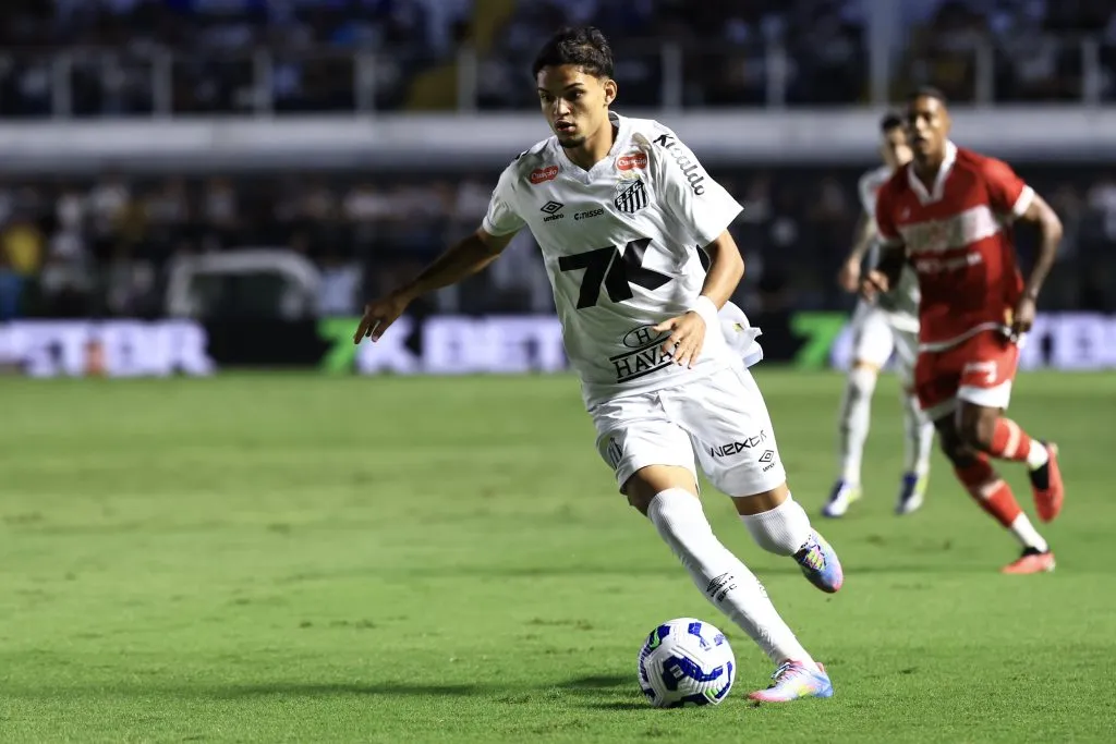 Mateus Xavier jogador do Santos durante partida contra o CRB no estadio Vila Belmiro pelo campeonato Copa Do Brasil 2025. Foto: Marcello Zambrana/AGIF
