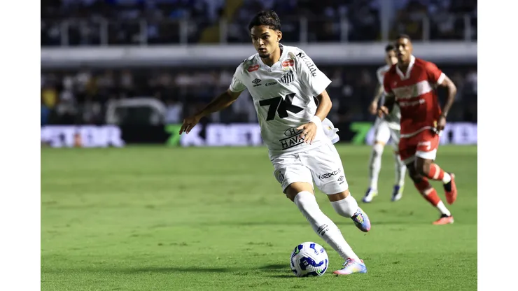 SP - SANTOS - 01/05/2025 - COPA DO BRASIL 2025, SANTOS X CRB - Mateus Xavier jogador do Santos durante partida contra o CRB no estadio Vila Belmiro pelo campeonato Copa Do Brasil 2025. Foto: Marcello Zambrana/AGIF