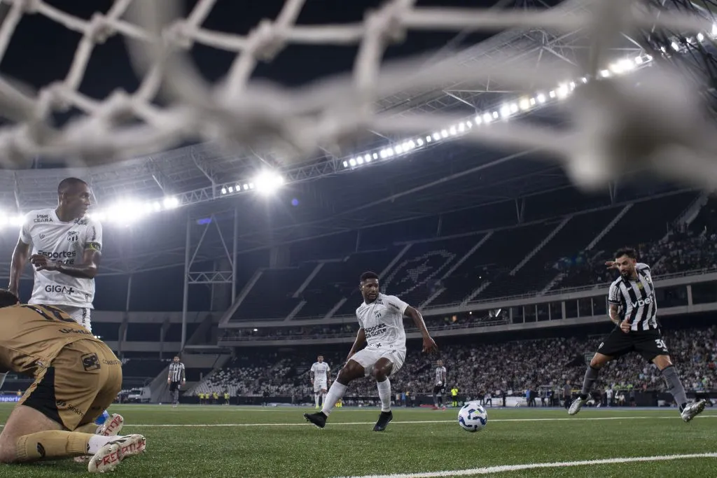 RJ – RIO DE JANEIRO – 04/06/2025 – BRASILEIRO A 2025, BOTAFOGO X CEARA – Mastriani jogador do Botafogo no lance do seu gol durante partida contra o Ceara no estadio Engenhao pelo campeonato Brasileiro A 2025. Foto: Jorge Rodrigues/AGIF