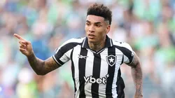 Botafogo se prepara para duelo com PSG pelo Mundial de Clubes PSG e Botafogo se enfrentam na noite desta quinta-feira, dia 19, às 22h (de Brasília), pela 2ª rodada do Mundial de Clubes. O confronto será disputado no Rose Bowl, na Califórnia, com promessa de grande público e muita expectativa. O duelo é válido pelo Grupo B, que ainda conta com Seattle Sounders e Atlético de Madrid, que também se enfrentam nesta quinta, às 19h. O Botafogo chega ao jogo embalado após vitória por 2 a 1 na estreia, enquanto o PSG busca manter a hegemonia europeia. A equipe francesa garantiu vaga como atual campeã da Champions League. Já o clube carioca está no torneio após conquistar a Libertadores. A competição reúne 32 equipes, divididas em oito grupos, e segue o formato semelhante ao da Copa do Mundo. Canadense será o árbitro do jogo A Fifa escalou o canadense Drew Fischer, de 44 anos, para comandar o duelo entre PSG e Botafogo. Considerado um dos principais nomes da Concacaf, Fischer apitou a final da Liga das Nações entre México e EUA na última temporada. Ele também atua frequentemente na MLS e já trabalhou como árbitro de vídeo nas Copas do Mundo masculina de 2022 e feminina de 2019 e 2023. Seus assistentes serão os também canadenses Michael Barwegen e Lyes Arfa, com Gustavo Tejera (Uruguai) como quarto árbitro. Enquanto a arbitragem promete experiência, o técnico Renato Paiva foca nos ajustes do time. Após vitória apertada contra o Seattle, o treinador admitiu problemas defensivos e estuda mudanças para enfrentar um rival mais forte. Mudanças podem ocorrer no ataque e meio Um dos pontos analisados por Paiva é a compactação defensiva, que apresentou falhas na estreia. Segundo o treinador, todos precisam estar em sintonia na hora de defender. Ele pode optar por um volante a mais para reforçar o setor. No ataque, o centroavante Mastriani deve perder a vaga para Cuiabano, que atuaria ao lado de Artur, Savarino e Igor Jesus. A escalação será definida nos treinos restantes, e não está descartada uma postura mais conservadora contra os franceses.