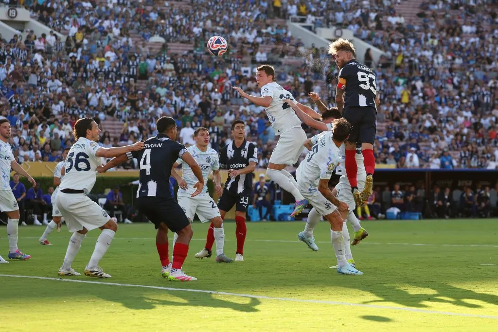 Sérgio Ramos salta para marcar de cabeça contra a Inter de Milão, no Mundial. Foto: Stu Forster/Getty Images.