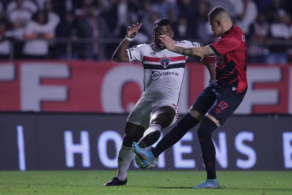 SP – SAO PAULO – 21/06/2023 – BRASILEIRO A 2023, SAO PAULO X ATHLETICO-PR – Luan jogador do Sao Paulo disputa lance com Hugo Moura jogador do Athletico-PR durante partida no estadio Morumbi pelo campeonato BRASILEIRO A 2023. Foto: Ettore Chiereguini/AGIF