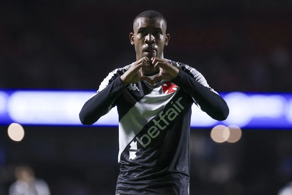 Rayan durante uma partida do Vasco pelo Brasileirão Betano. (Photo by Ricardo Moreira/Getty Images)