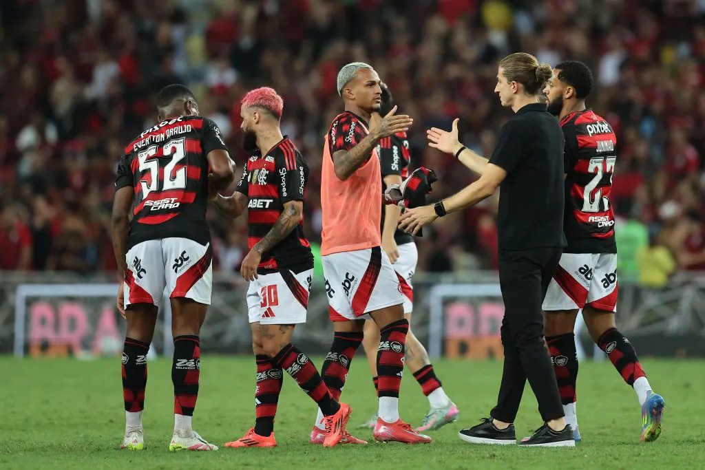 Wesley cumprimentando o treinador Filipe Luís após partida do Flamengo. (Photo by Wagner Meier/Getty Images)