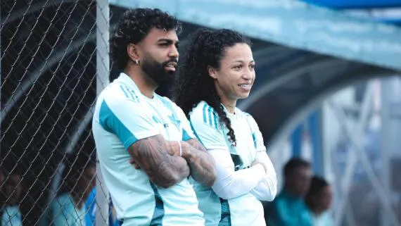 Gabigol e Byanca Brasil durante treino do Cruzeiro Feminino. Foto: Gustavo Martins/Cruzeiro