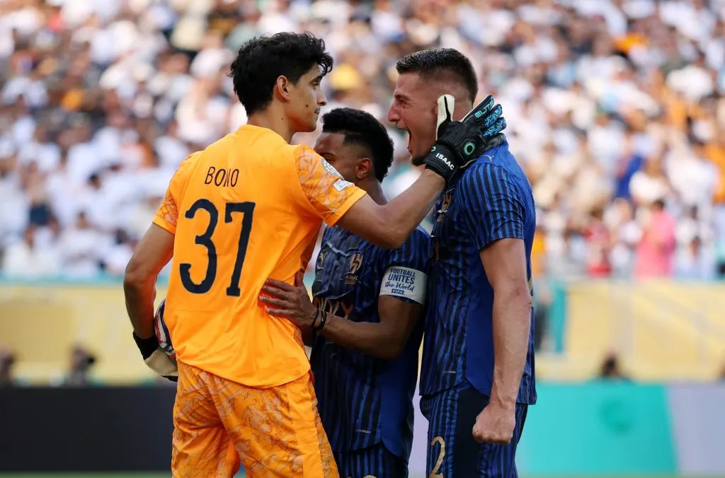 Bono comemora pênalti defendido de Valverde, em Real Madrid x Al Hilal. Foto: Dan Mullan/Getty Images.