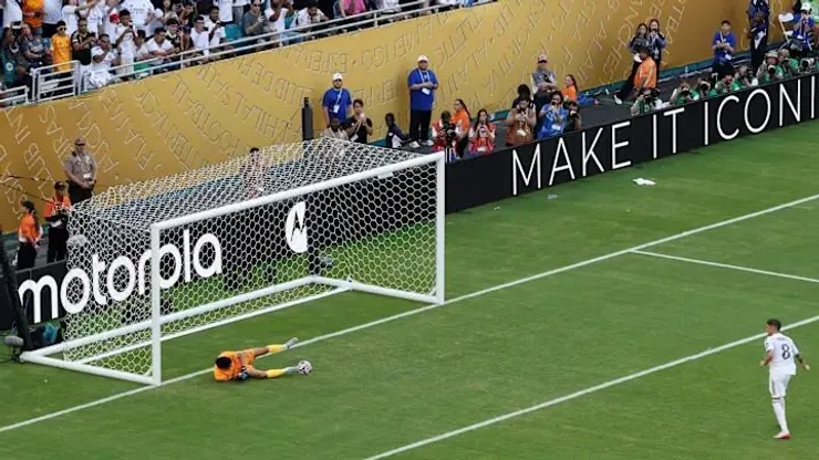 Bono durante sua defesa de pênalti contra o Real Madrid. Foto: Getty Images