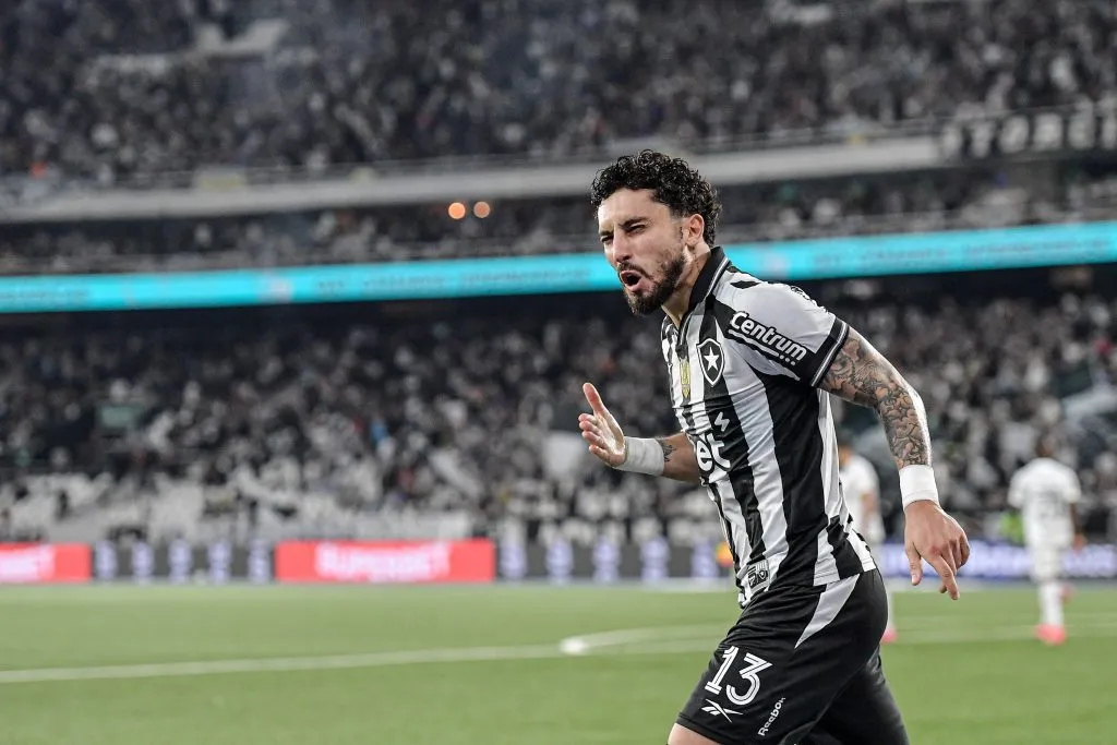 Alex Telles destaca desempenho dos brasileiros no Mundial de Clubes – Foto: Thiago Ribeiro/AGIF
