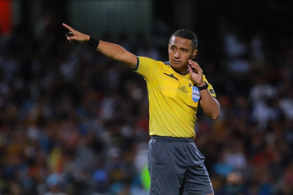 MEXICO CITY, MEXICO – APRIL 27: Referee Iván Barton in action during the final 1st leg match between Pumas UNAM and Seattle Sounders as part of the Concacaf Champions League 2022 at Olimpico Universitario Stadium on April 27, 2022 in Mexico City, Mexico. (Photo by Manuel Velasquez/Getty Images)