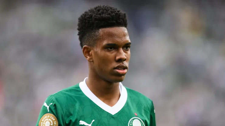 EAST RUTHERFORD, NEW JERSEY - JUNE 15: Estevao of SE Palmeiras looks on during the FIFA Club World Cup 2025 group A match between SE Palmeiras and FC Porto at MetLife Stadium on June 15, 2025 in East Rutherford, New Jersey. (Photo by David Ramos/Getty Images)