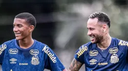 Filho de Robinho ao lado de Neymar - Foto: Raul Baretta/ Santos FC