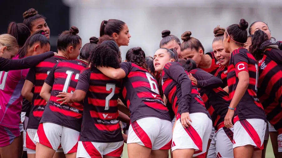 Elenco feminino do Flamengo Sub-20 em campo