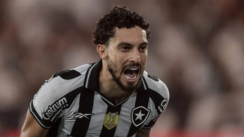 Alex Telles pelo Botafogo. Foto: Thiago Ribeiro/AGIF