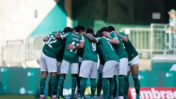SAO PAULO, BRAZIL - MAY 25: Palmeiras team players huddle before a match between Palmeiras and Flamengo as part of Brasileirao 2025 at Allianz Parque on May 25, 2025 in Sao Paulo, Brazil. (Photo by Miguel Schincariol/Getty Images)