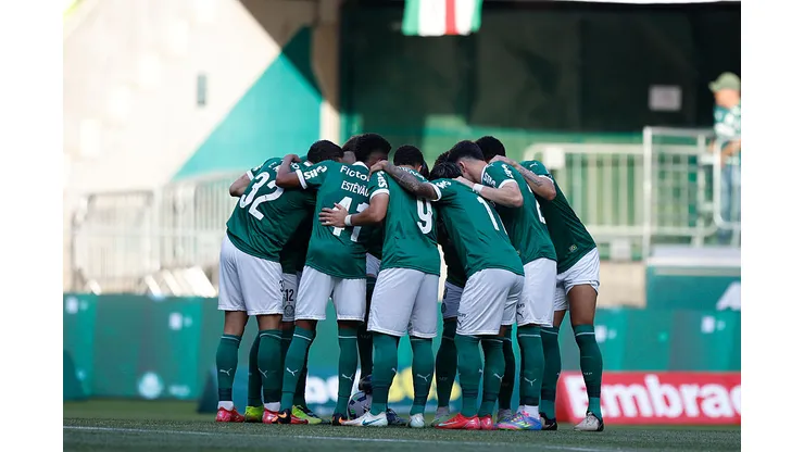 SAO PAULO, BRAZIL - MAY 25: Palmeiras team players huddle before a match between Palmeiras and Flamengo as part of Brasileirao 2025 at Allianz Parque on May 25, 2025 in Sao Paulo, Brazil. (Photo by Miguel Schincariol/Getty Images)