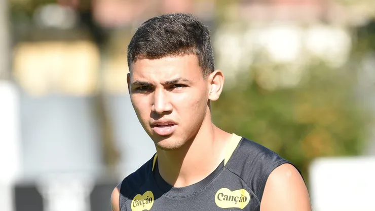 Deivid durante treinamento no CT Rei Pelé