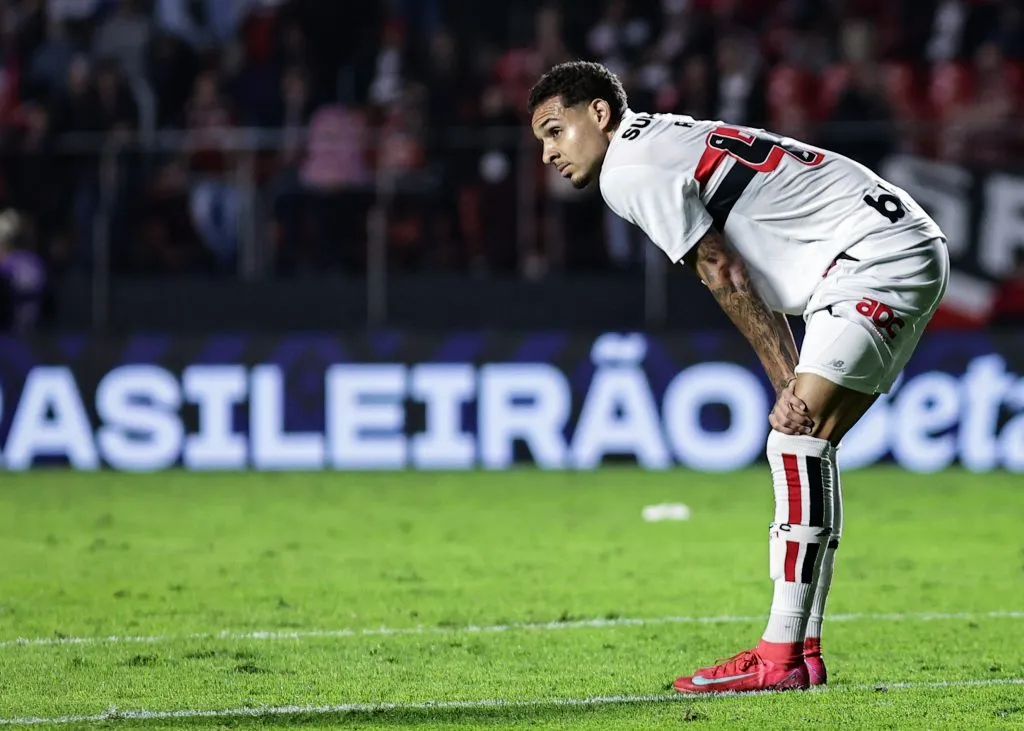 SP – SAO PAULO – 24/05/2025 – BRASILEIRO A 2025, SAO PAULO X MIRASSOL – Matheus Alves jogador do Sao Paulo lamenta apos termino da partida contra o Mirassol no estadio Morumbi pelo campeonato Brasileiro A 2025. Foto: Fabio Giannelli/AGIF
