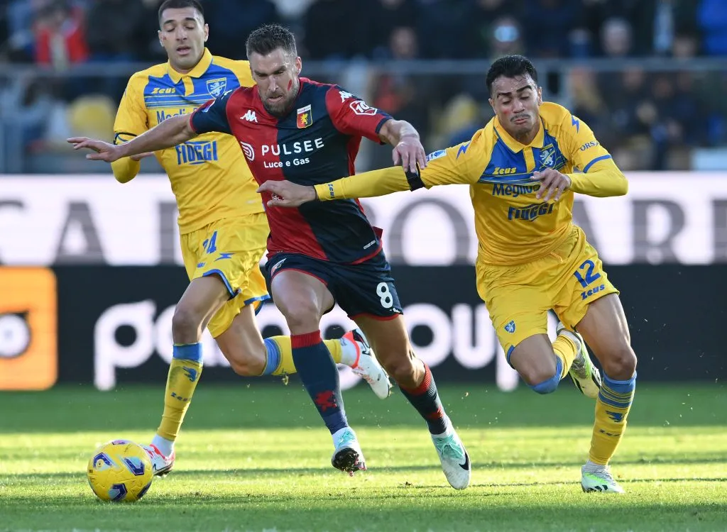 FROSINONE, ITALY – NOVEMBER 26:  Kevin Strootman of Genoa CFC and Reinier Jesus Carvalho of Frosinone Calcio in action during the Serie A TIM match between Frosinone Calcio and Genoa CFC at Stadio Benito Stirpe on November 26, 2023 in Frosinone, Italy. (Photo by Giuseppe Bellini/Getty Images)