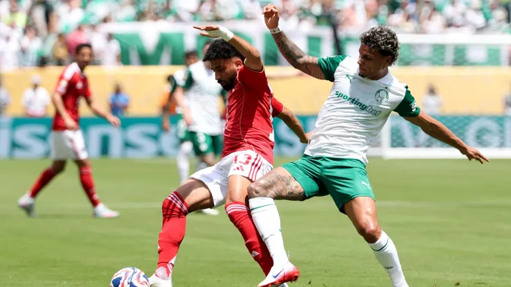 EAST RUTHERFORD, NEW JERSEY - JUNE 19: Marawan Attia #13 of Al Ahly FC is challenged by Richard Rios #8 of Palmeiras during the FIFA Club World Cup 2025 group A match between SE Palmeiras and Al Ahly SC at MetLife Stadium on June 19, 2025 in East Rutherford, New Jersey. (Photo by Al Bello/Getty Images)
