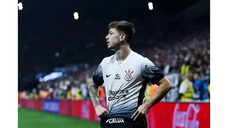 Garro e Félix Torres estão perto de entrar no top-10 histórico de estrangeiros do Corinthians. Foto: Marco Miatelo/AGIF