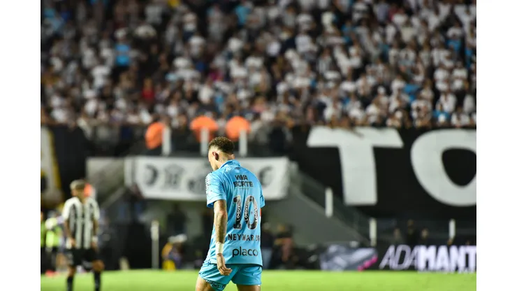 SP - SANTOS - 01/06/2025 - BRASILEIRO A 2025, SANTOS X BOTAFOGO -Neymar, jogador do Santos recebe cartao vermelho do arbitro durante partida contra o Botafogo no estadio Vila Belmiro pelo campeonato Brasileiro A 2025. Foto: Jota Erre/AGIF