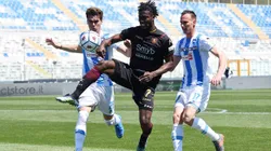PESCARA, ITALY - MAY 10: Cedric Gondo of US Salernitana vies with Rodrigo Guth and Massimo Volta of Pescara Calcio during the Serie B match between Pescara Calcio and US Salernitana at Adriatico Stadium on May 10, 2021 in Pescara, Italy. (Photo by Francesco Pecoraro/Getty Images)