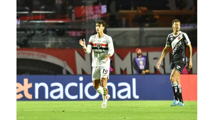 SP - SAO PAULO - 12/06/2025 - BRASILEIRO A 2025, SAO PAULO X VASCO - Dinenno jogador do Sao Paulo, durante partida contra o Vasco no estadio do Morumbis, pelo Campeonato Brasileiro A 2025. Foto: Jota Erre/AGIF
