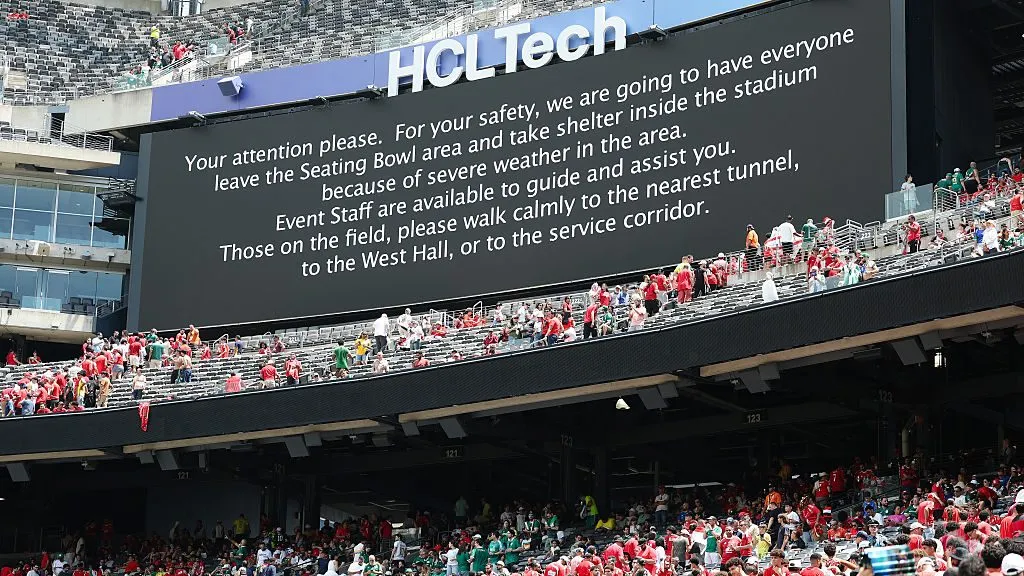 Aviso na partida entre Palmeiras x Al Ahly. Foto: Al Bello/Getty Images