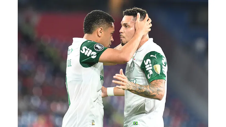 ASUNCION, PARAGUAY - MAY 07: Vitor Roque of Palmeiras celebrates with teammate Paulinho after scoring the team's second goal during the Copa CONMEBOL Libertadores 2025 Group G match between Cerro Porteño and Palmeiras at Estadio General Pablo Rojas - La Nueva Olla on May 07, 2025 in Asuncion, Paraguay. (Photo by Christian Alvarenga/Getty Images)
