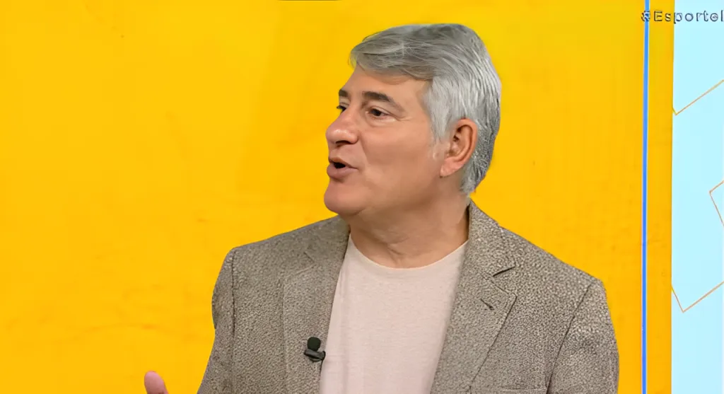 Foto: Reprodução/YouTube – Cléber Machado durante o programa Esporte Record, exibido todo domingo.