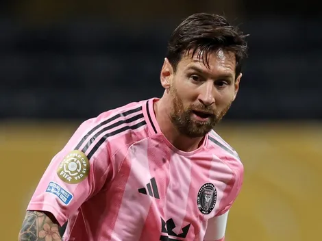 Messi faz golaço de falta, câmeras flagram lance e é ovacionado