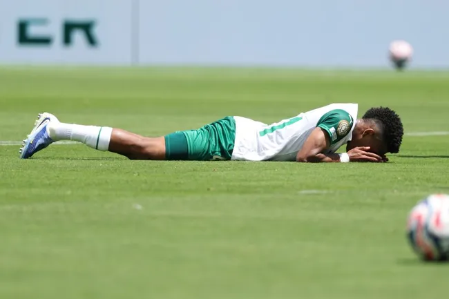 Estêvão não concordou com substituição de Abel em momento em que estava melhor em Palmeiras x Al-Ahly – Foto: Al Bello/Getty Images